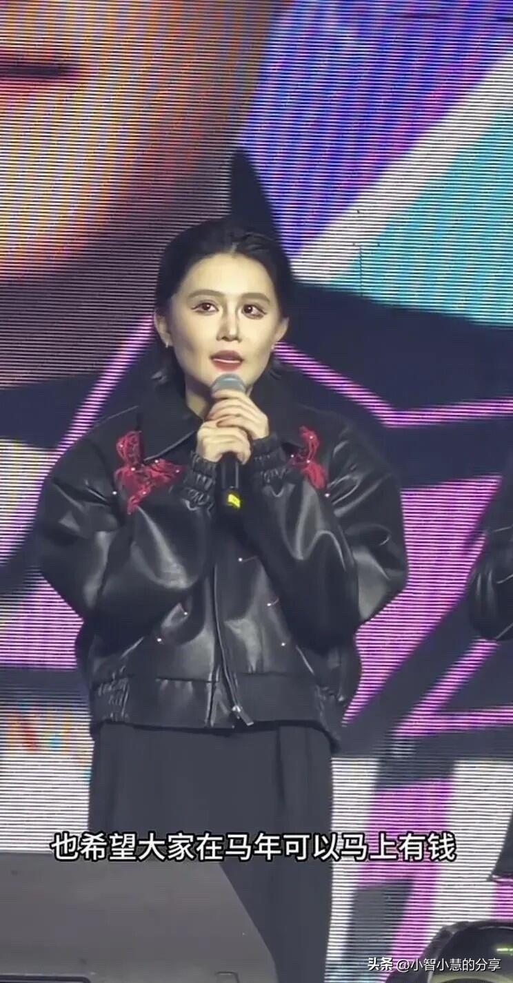 赵本山女儿球球在舞台上的形象一般，本人没有现实中的好看，怎么看起来五官没有那么大