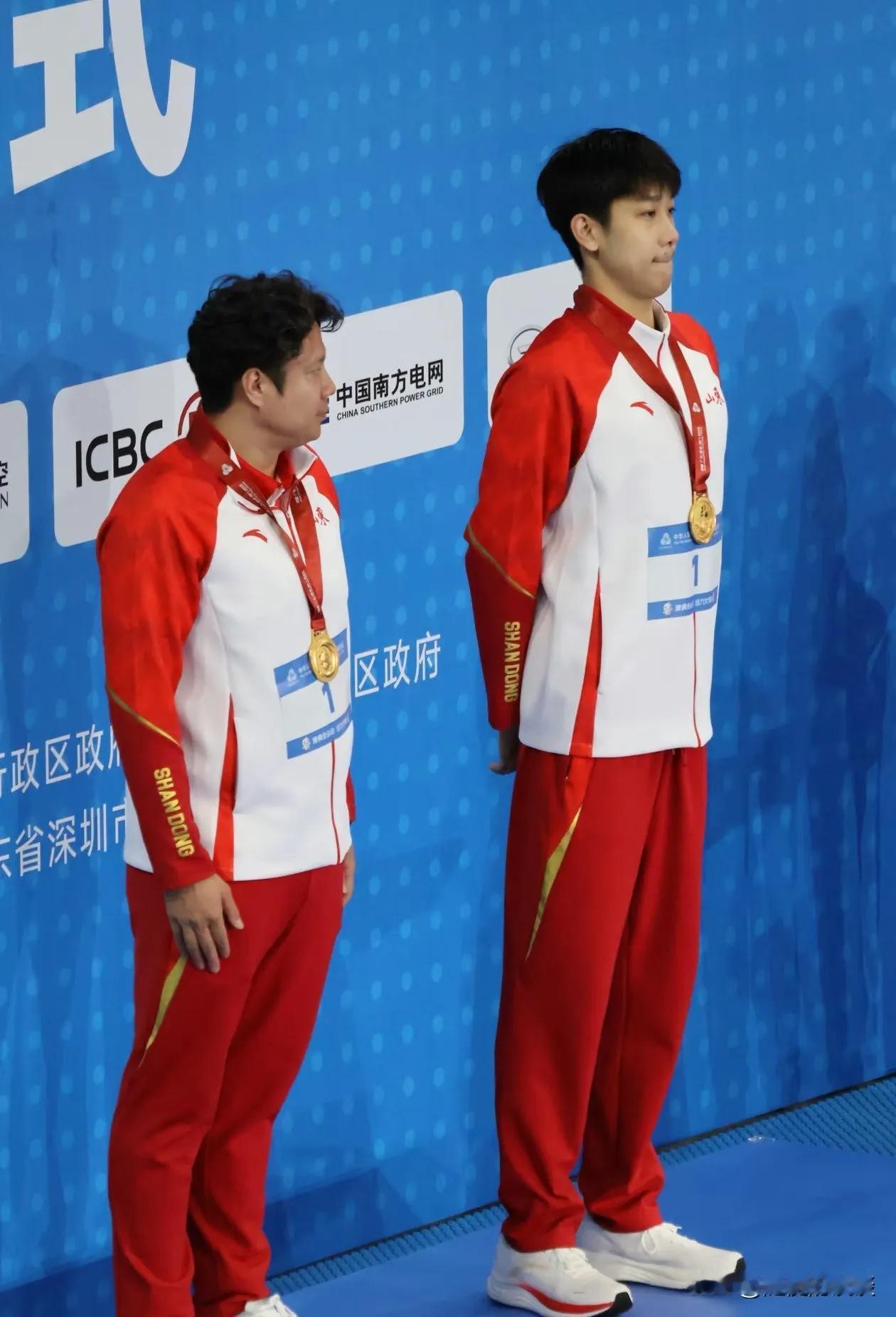 全运会800米自由泳颁奖直播。

新科冠军，也是复旦大学新闻专业的学霸张展硕领奖