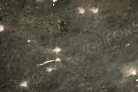 1名俄军士兵在袭击第聂伯河左岸乌军阵地失利后，开始疯狂祷告，祈求主保佑他。可能是