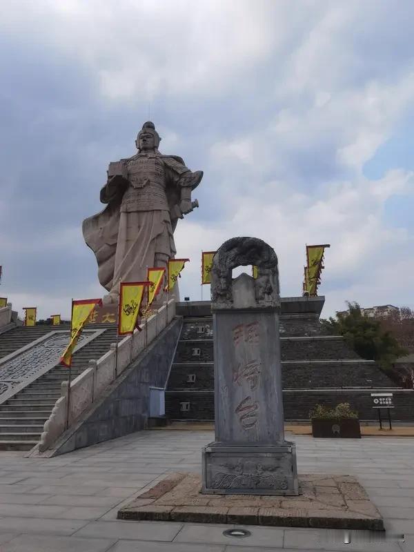 为什么韩信斗不过刘邦呢? 韩信斗不过刘邦，并非军事不行，而是输在人心。韩信是军事