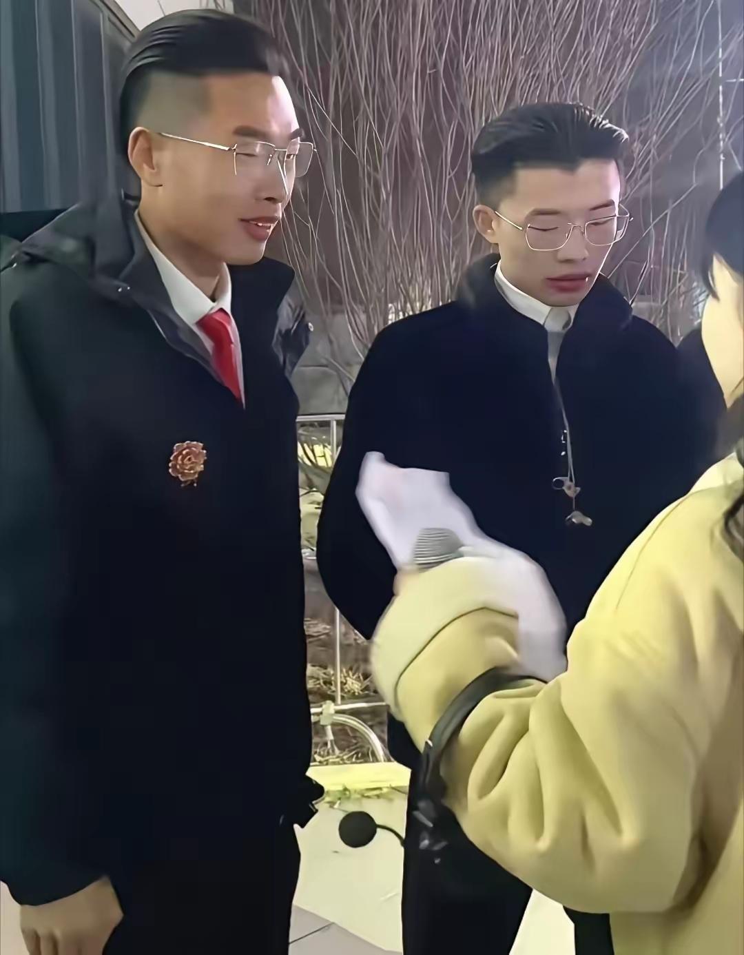 表兄弟两个真的太相似了，这发型这面相真的像👻，他们是怎么火起来的呢？还讲道德经