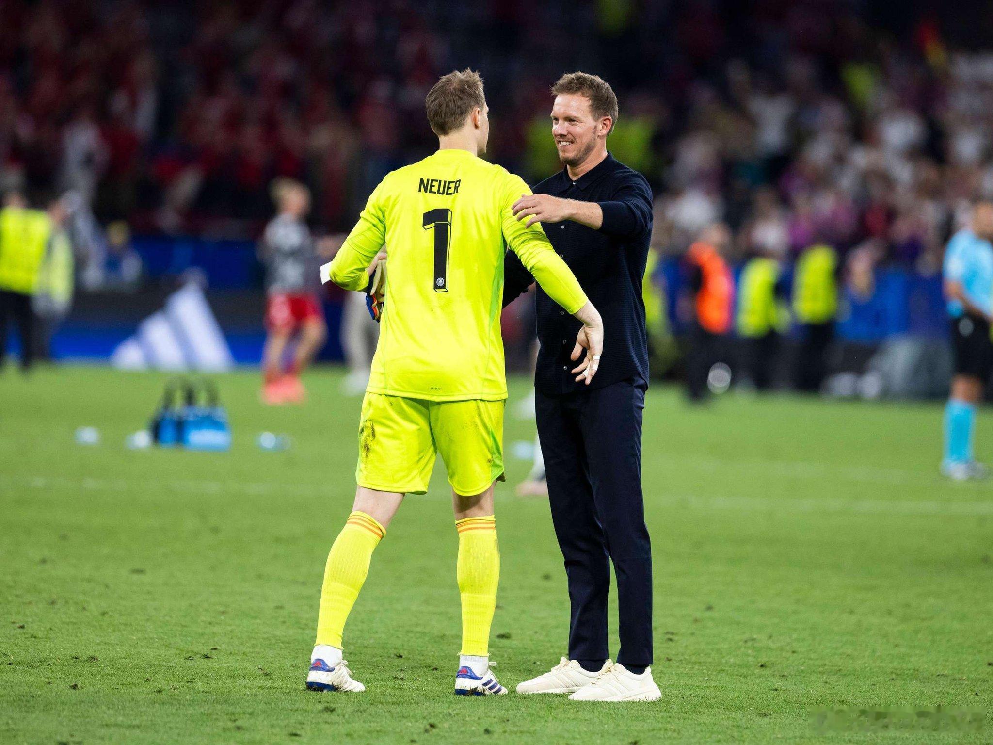 朱利安·納格爾斯曼和約書亞·基米希選擇曼努埃爾·諾伊爾作為世界上最好的門將 🥇