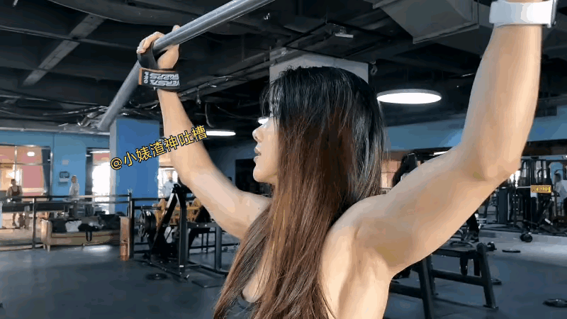 正面看美女还感觉没什么，从后面看美女后背这是练出肌肉了，估计美女都练了好长时间了