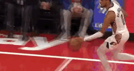 步行者客场6分击败联盟第一76人！

①哈利伯顿成为 NBA 有史以来唯一一位连