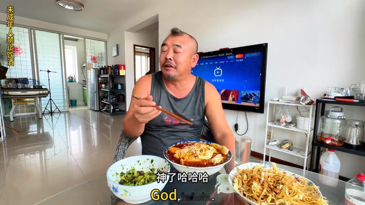 人才呀，30多度喝白酒，又吃那么辣的面，真不怕晚上拉肚子。老实说不热不热不热，那