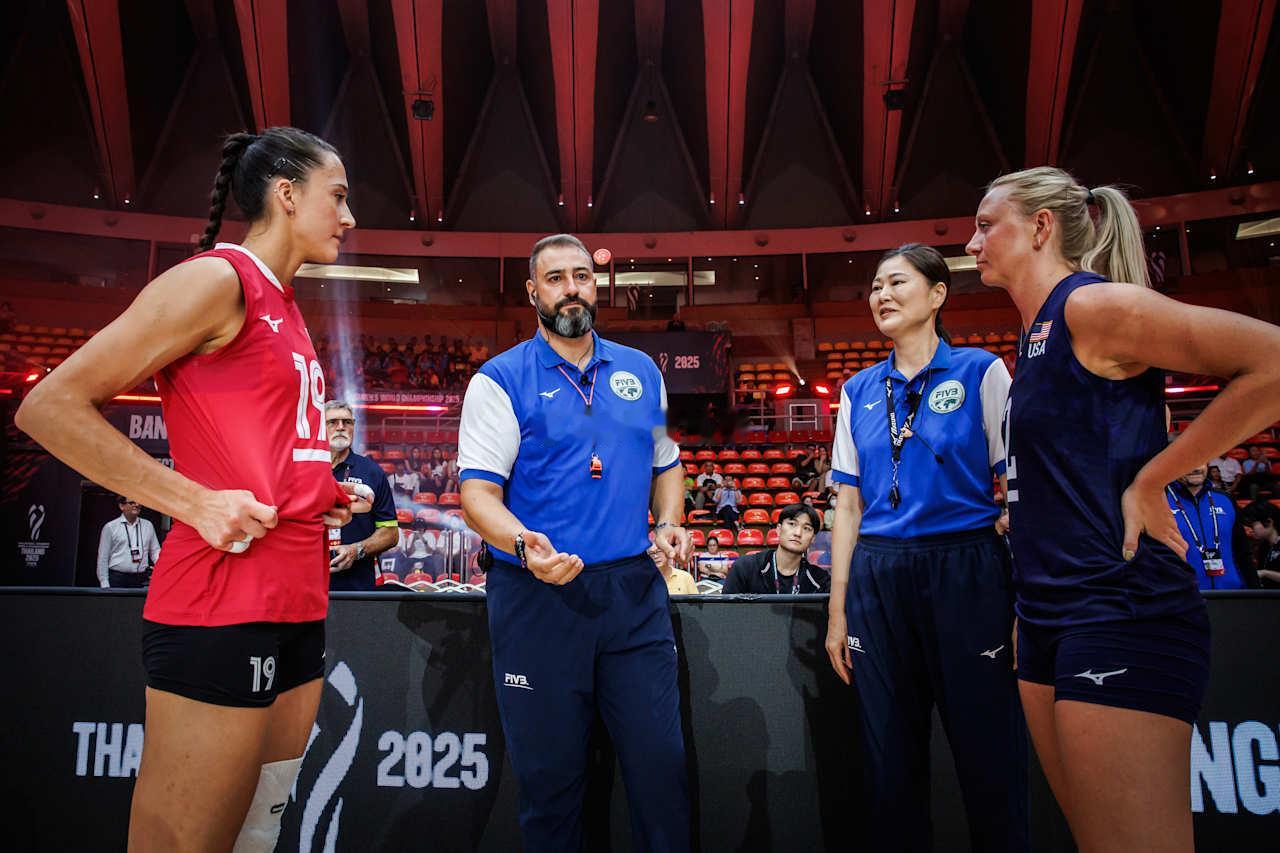 2025年女排世锦赛1/8决赛美国女排vs加拿大女排第二局：25-21大比分：2