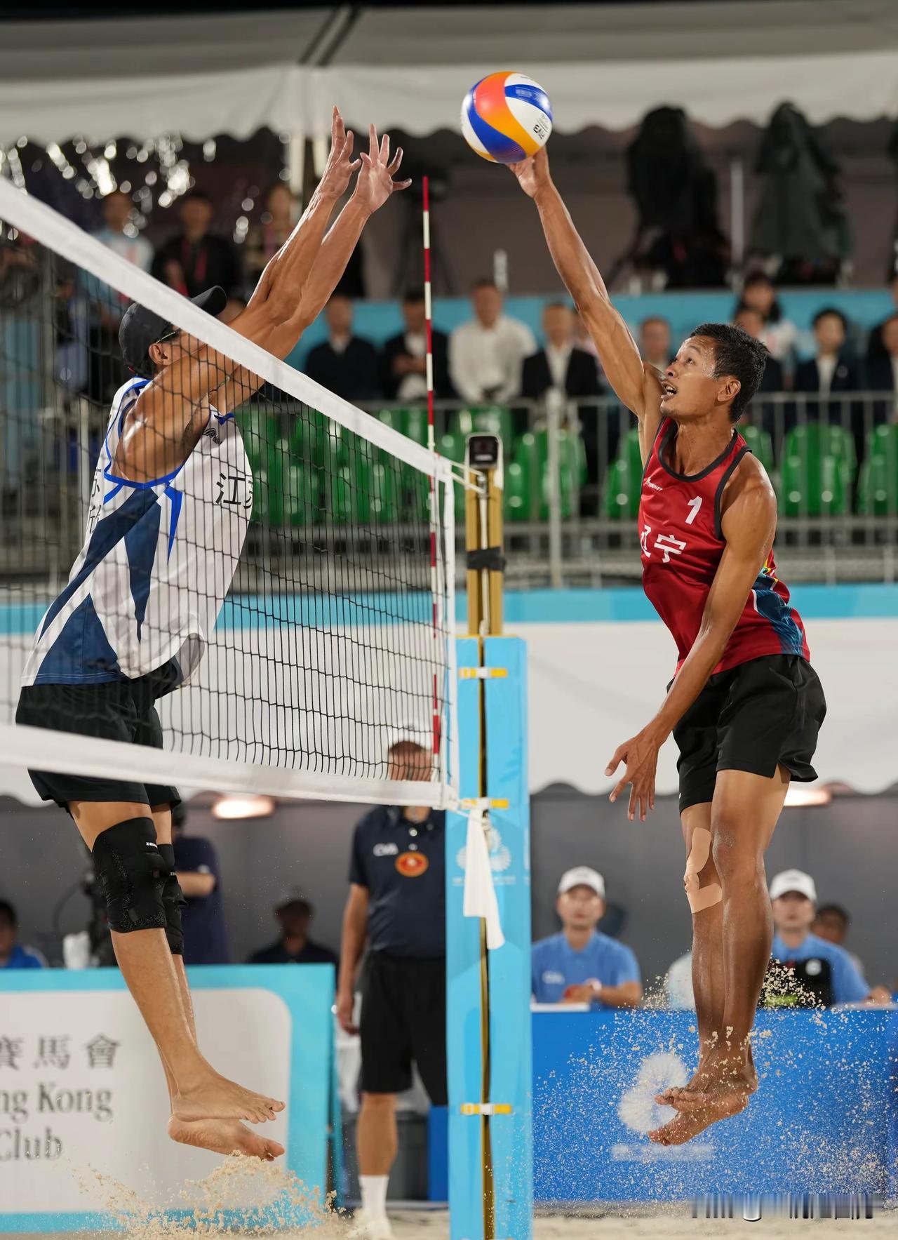 第十五届全运会沙滩排球比赛在香港维多利亚公园落幕，在压轴进行的男子金牌赛中，江苏