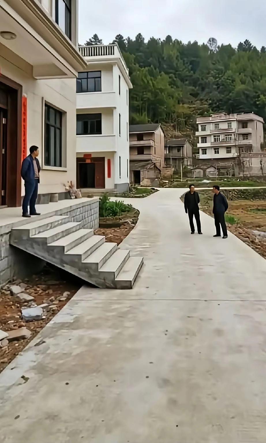 见过横的，没见过这么横的！你们说，他家这台阶修得合理不？[what]