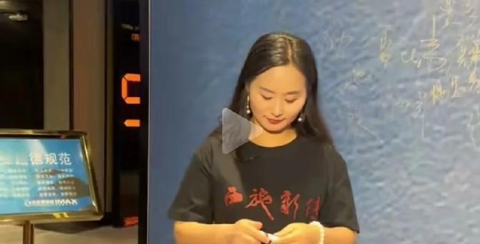 本来以为如兰能成为最后的赢家，结果连抖音都能给封了，这部电影《了不起的白芊芊》也