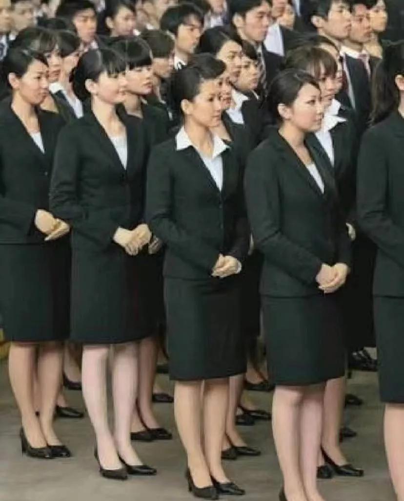 日本年轻人为什么看起来很死板?日本有些公司有严格的着装要求举个例子，入社的时候
