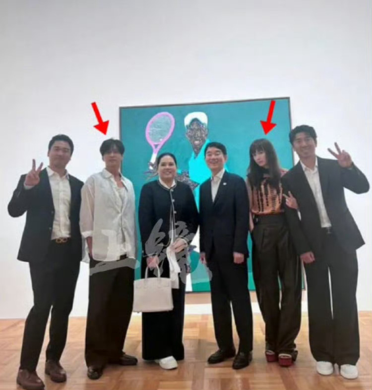 47岁元斌与妻子现身美术馆 不提示的话，你能认出元斌吗？他老婆好酷哦！！！ ​ 