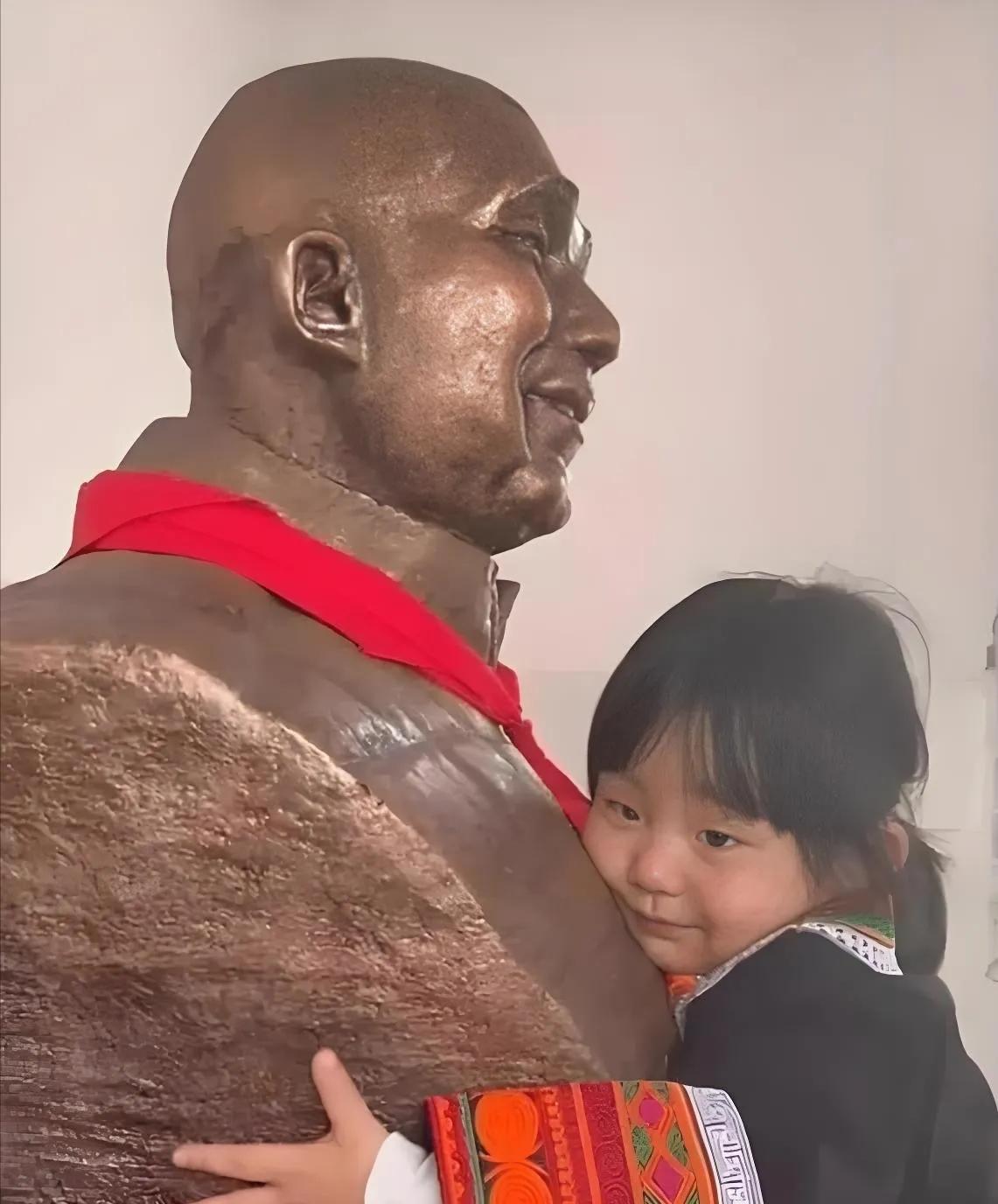 2021年，四川成都1女子带着3岁的女儿到大凉山景区。谁料，两人走到一座石像前，