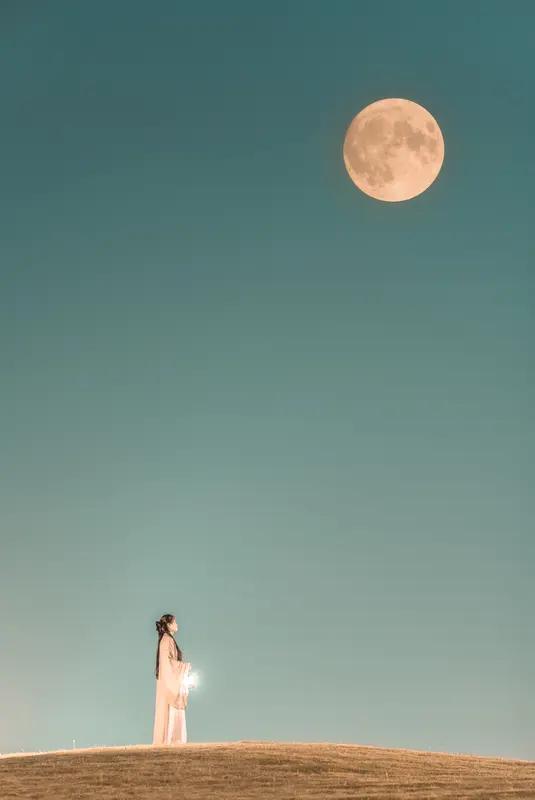 李白这首诗韵味十足！“白兔捣药秋复春 ，嫦娥孤栖与谁邻 ”，玉兔岁岁捣药不停，嫦