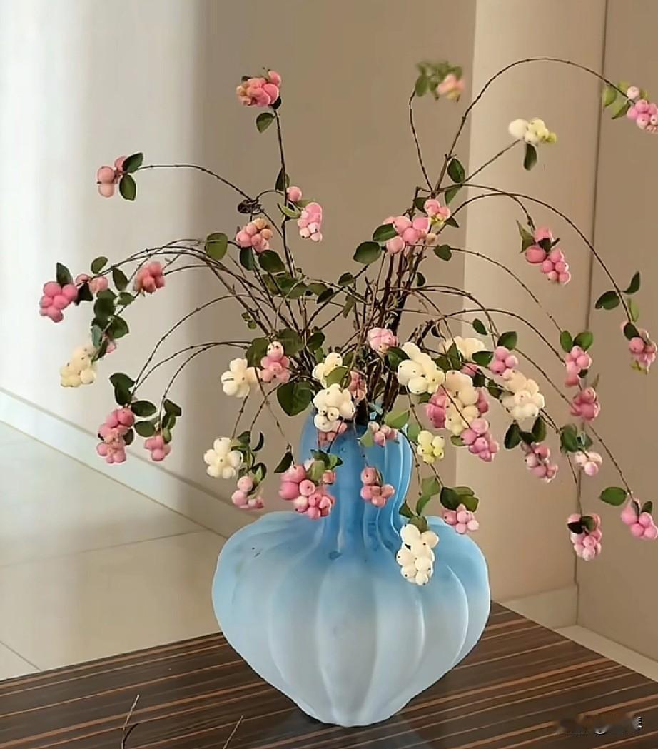 警惕职场捧杀，新人的“甜蜜陷阱”。
 
入职的第一杯奶茶还没凉透，你就成了办公室