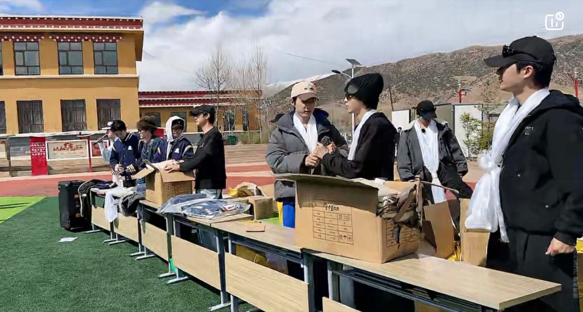 十个勤天送校服种地吧 校服计划再启动！突袭囊谦藏医职业学校，给弟弟妹妹们换上新装