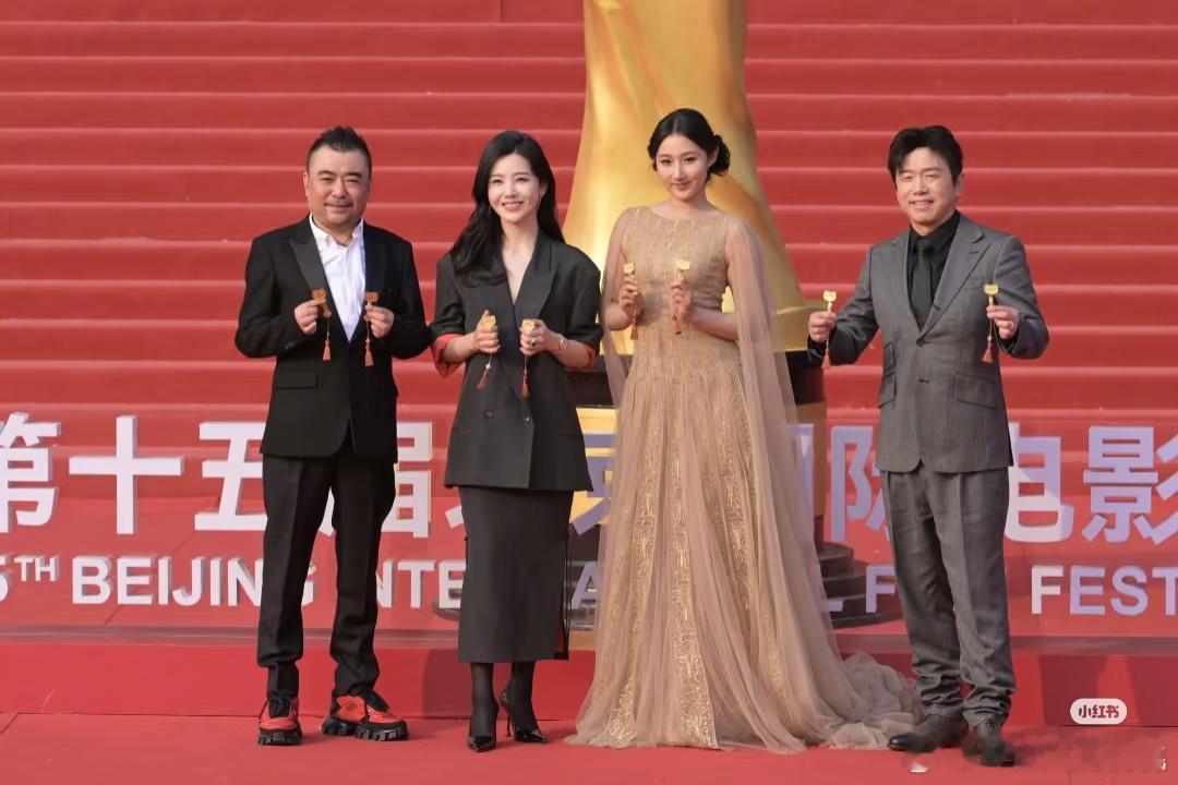 珊啊你穿的是啥啊[笑cry]  咋不好好打扮打扮呢还那么美 ​​​