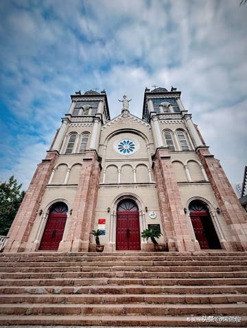 芜湖天主教堂（圣若瑟主教座堂），位于安徽省芜湖市镜湖区吉和街28号（鹤儿山南麓）