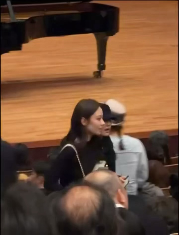 去年就认识了还拍了合照 今年就刷到俩人一起去看郎朗的演奏会宁艺卓去看郎朗的钢琴演