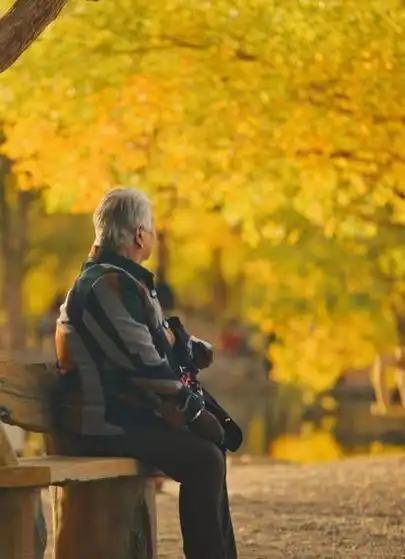 一段现实的话：“不要为养老焦虑，常人活不到90岁，顶多80岁。人老没欲望，大鱼大