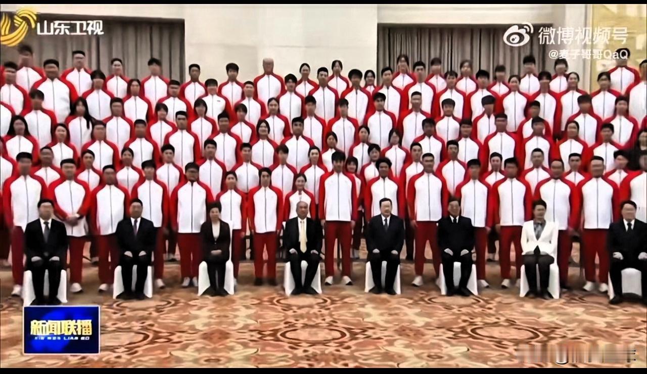 自己的孩子自己疼：陈梦山东表彰大会站C位 ！

陈梦和张展硕一起，站在山东省表彰