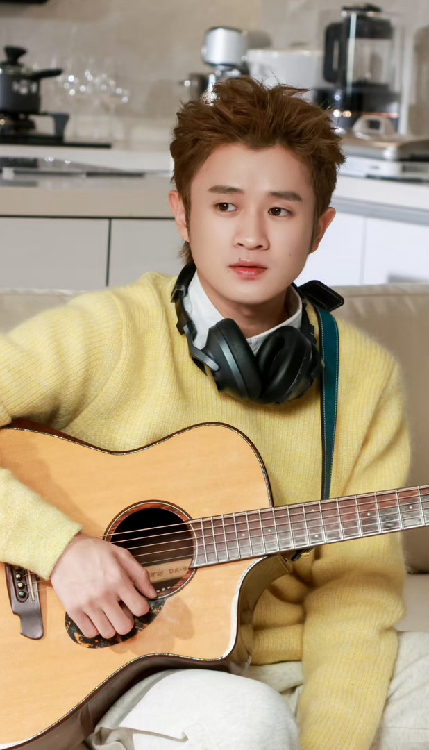 王勉撞脸宋木子 之前有人说王勉像宋木子，我还觉得夸张。直到看到这张对比图，确实有