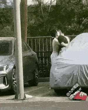女人紧紧抱住男人，男人爱搭不理，还要挣脱女人温柔的怀抱。到底为什么呢？

珍惜眼