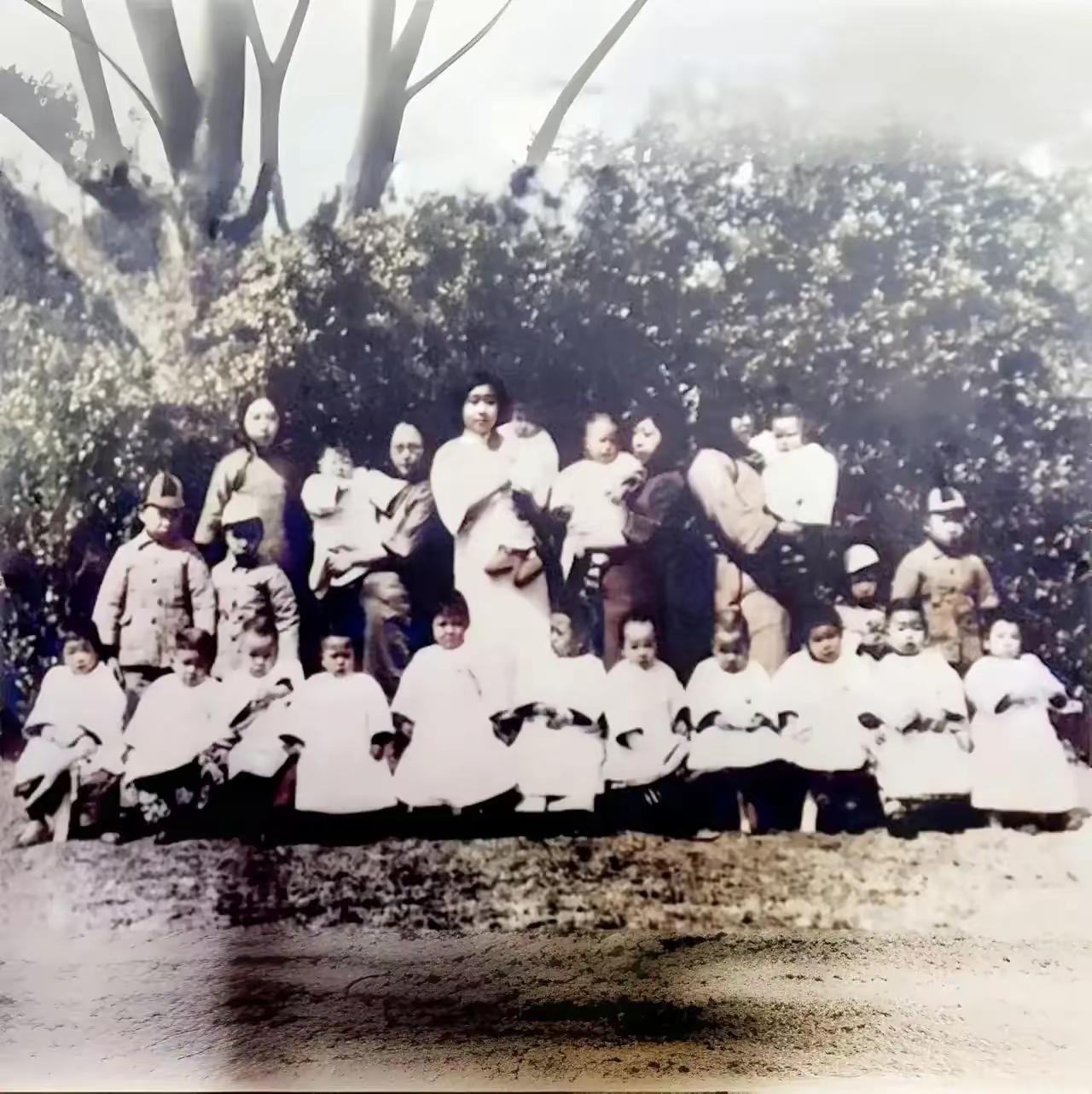 唯一合影看哭国人：三兄弟短暂相聚，从此阴阳两隔
 
这张泛黄老照片，是毛岸英、毛