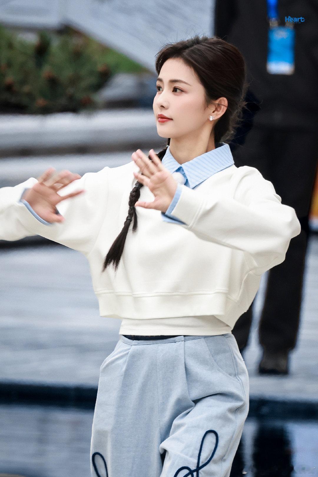 白鹿水蓝色look果然白鹿就很适合这种古风的服饰，水蓝色的感觉温柔似水，一眼就被