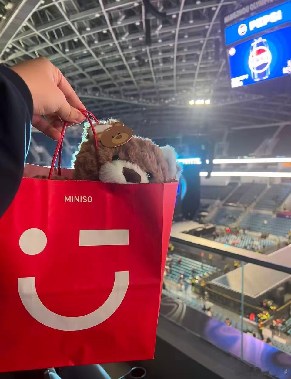 谁还没冲名创红色购物袋和吉福特熊？水果姐同款我先买为敬，这波 “来支持了” 必须