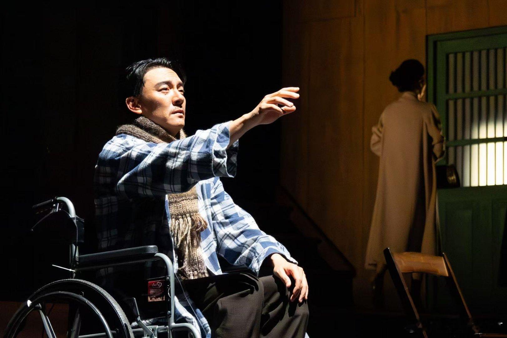 张震林依晨依旧现役法拉利 林依晨的春花，少女到中女的成长印记；张震的江滨柳，青涩