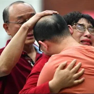 2020年5月18日，西安认亲现场，60岁的李静芝死死搂住高她一头的儿子，指甲掐