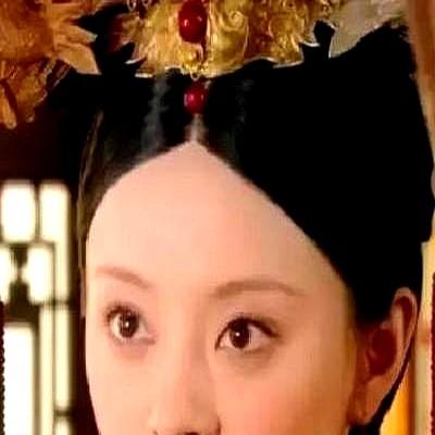 他吊着最后一口气，死死盯着甄嬛：“弘曕，到底是谁的儿子？”

甄嬛俯下身，在他耳
