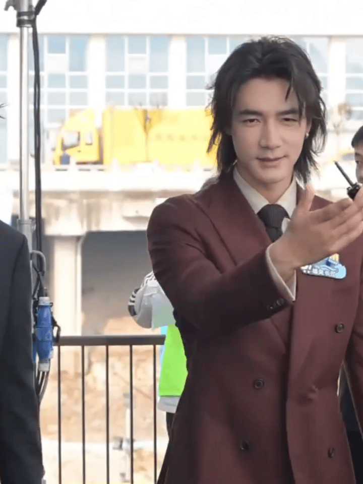 此沙 年上引导型长发不浮夸，西装不呆板，耳饰不抢眼——此沙将“克制的性感”拿捏得