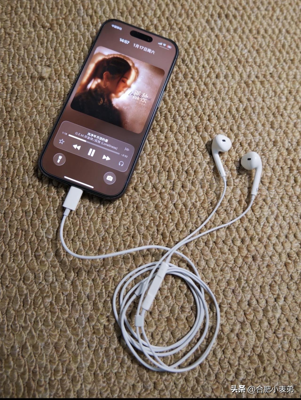 别的耳机还在卷降噪、卷续航、卷无感佩戴，恨不得跟耳朵焊死。
谁能想到，被淘汰快十