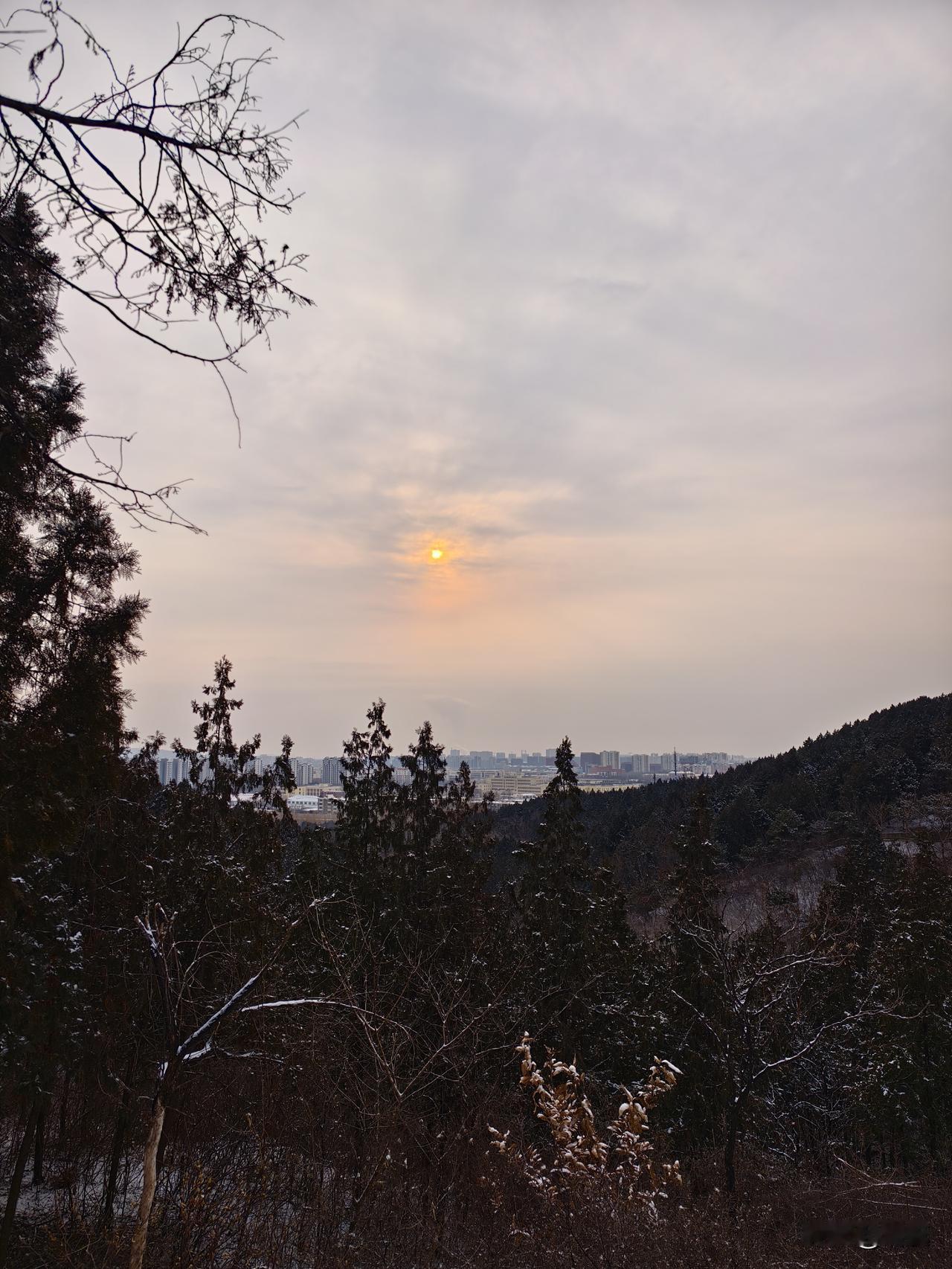 随手拍一张蓝天白云今天的北京空气真好！站在高山上一看……会是什么心情？行拍天空美