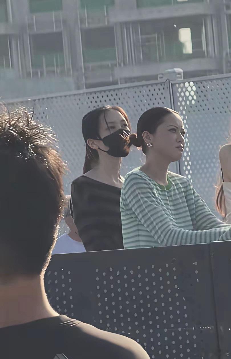 20岁李嫣在阿那亚，被拍到喝啤酒，察觉到有镜头后立马把啤酒放到一边，戴上口罩开始