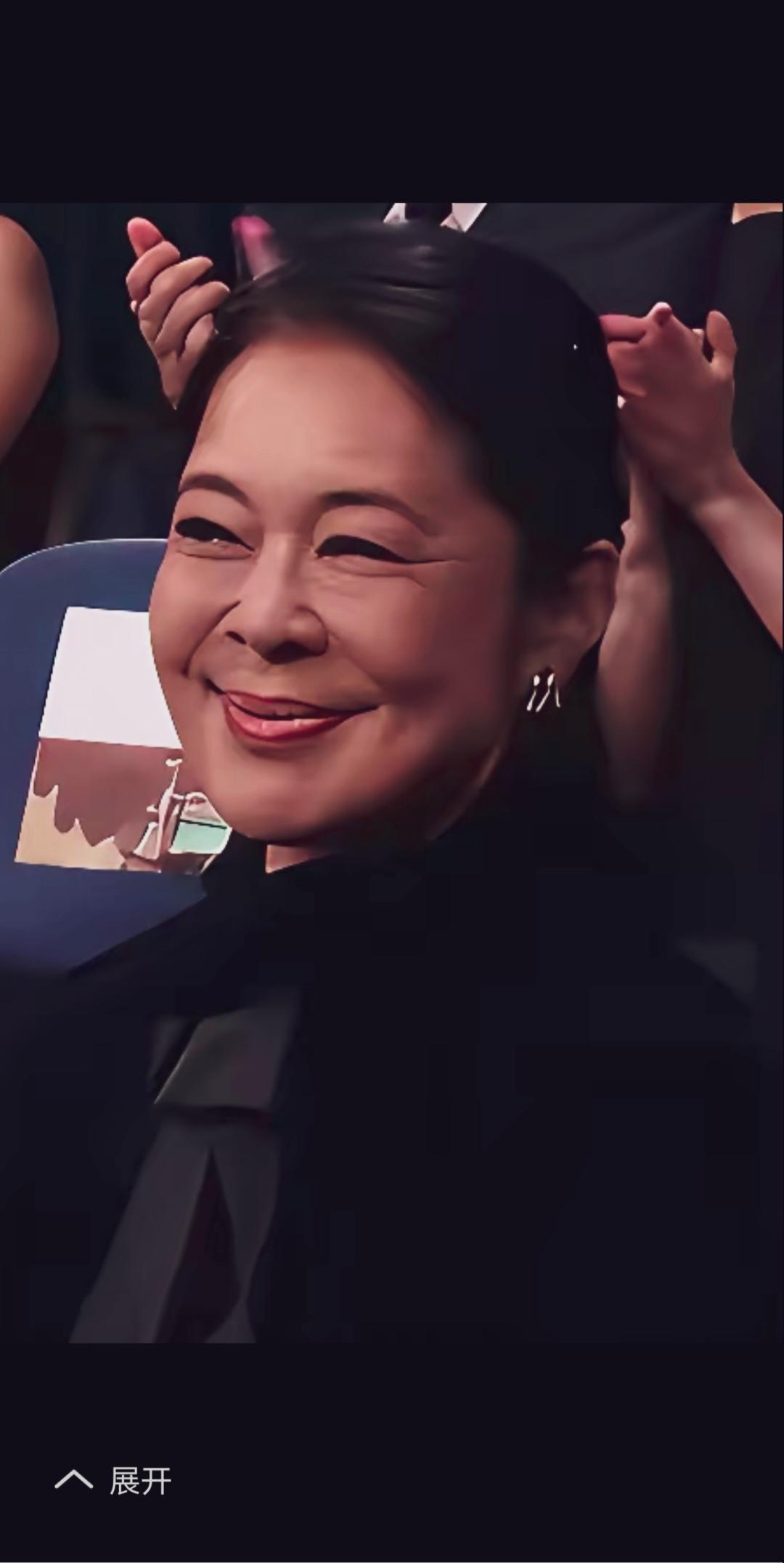 金鹰奖颁奖典礼上的倪萍，这抿嘴一笑把我镇住了！这是真人吗？