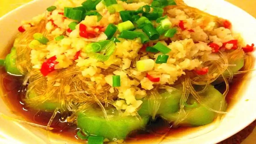 天气越来越热，少吃炖菜炒菜，多吃蒸菜肉末蒸丝瓜粉丝，健康美味两不误

这天气一热
