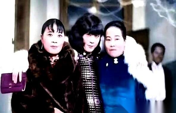 1930年，一张合影。
镜头前，民国最顶尖的两个女人——宋霭龄、宋美龄，一左一右