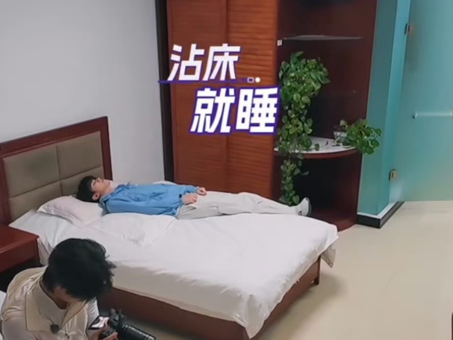 左航这段太可爱了沾床就睡完全演我下班左航沾床就睡左航演我下班