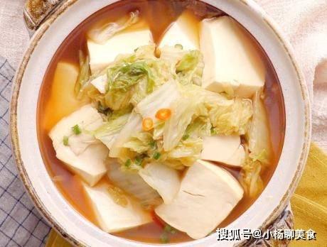 像白菜炖豆腐这道菜，清淡爽口，适合各类人群，尤其适合老人和儿童。烹饪时无需特殊处