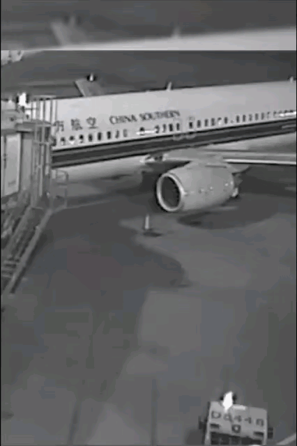 坐飞机就好好坐呗，干嘛手这么欠？现在有些人的胆子都特别的大，心中没有畏惧的东西，