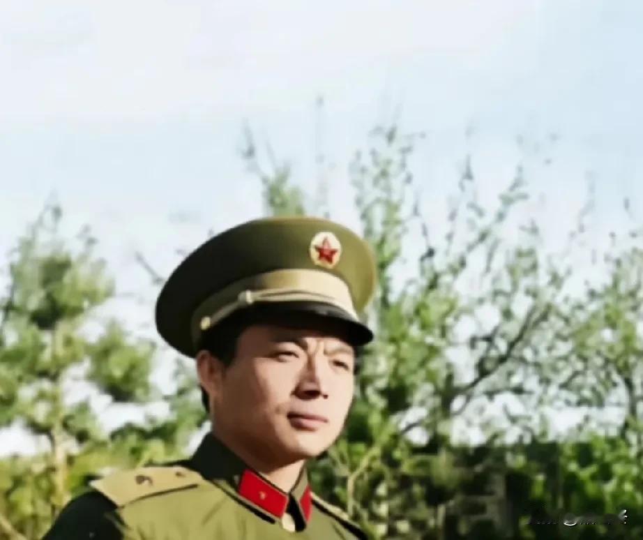 侦察英雄张建刚，河南省信阳人，1981年10月入伍，老山作战期间任第13侦察大队