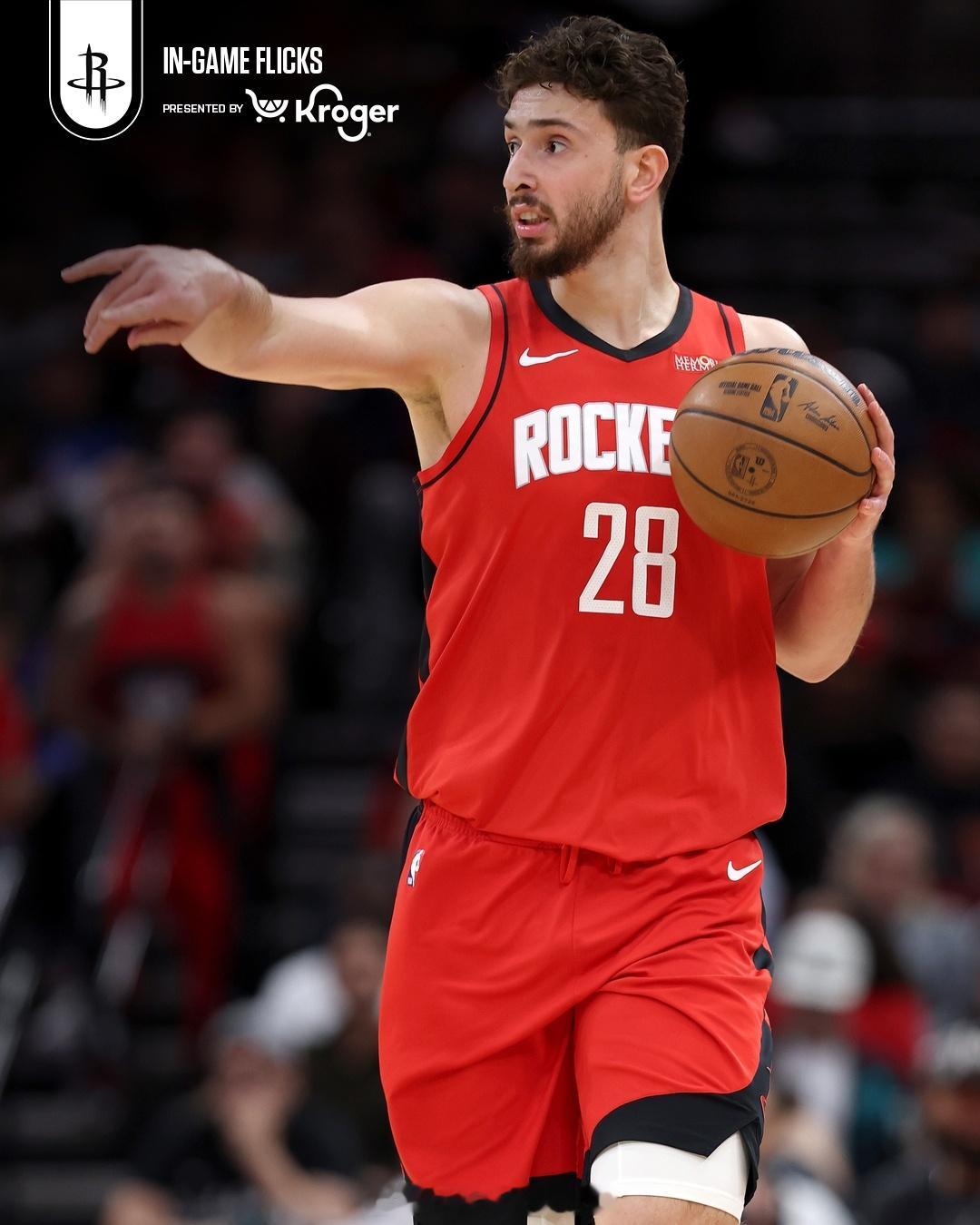 申京本赛季场均21.5分9.3板6.4助，有望成为第三位赛季场均20分6助攻的中