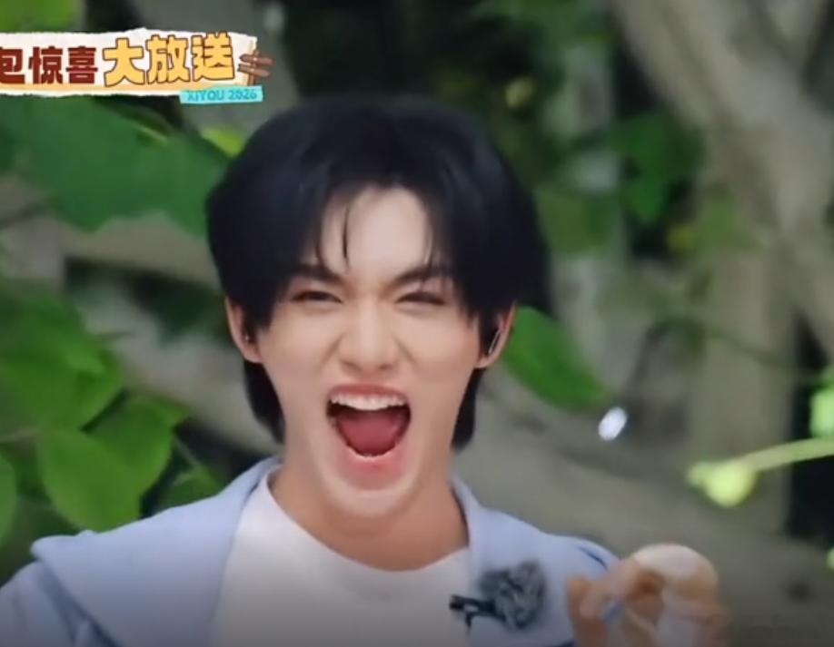 时代少年团吃柠檬集体变异七位少年一同品尝生柠檬，难以忍受的酸涩让全员同步变脸，大