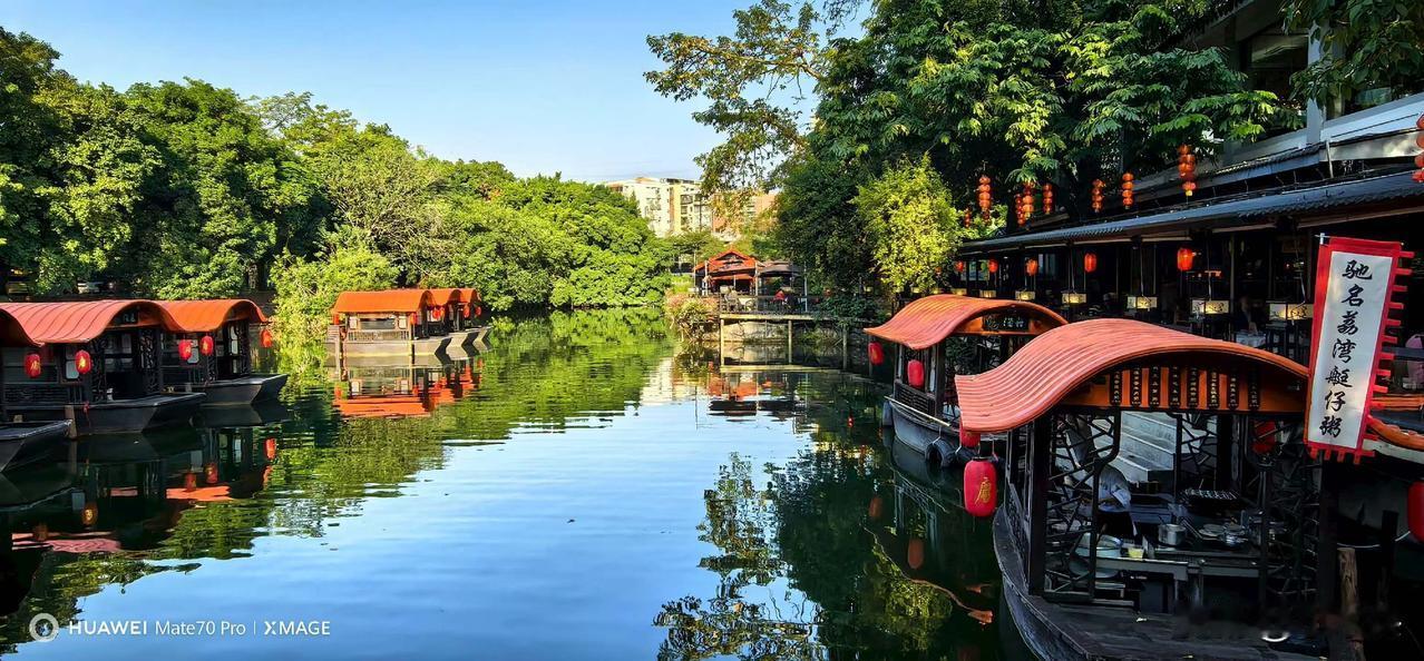 荔湾湖公园展岭南画卷，水榭廊桥浸透岁月茶香；西关风情在碧波间流淌，一桨摇碎满湖霞