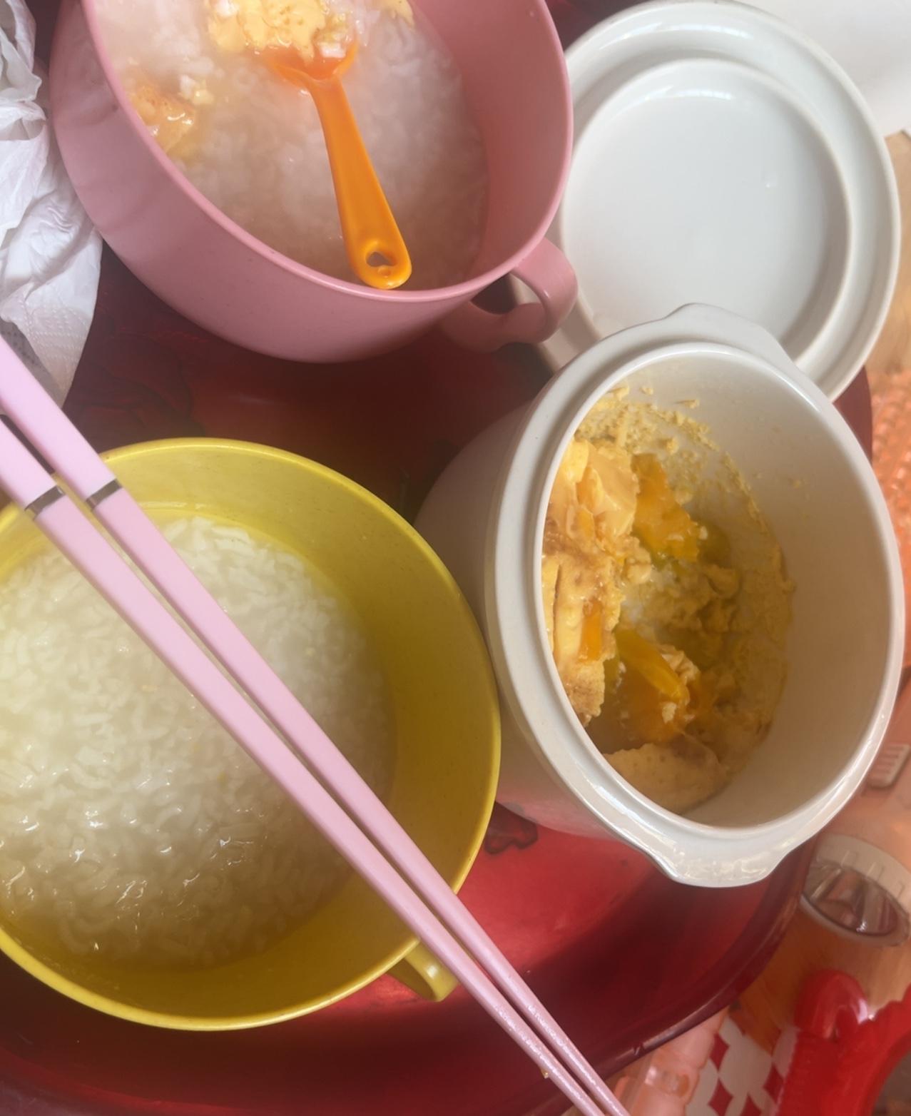 清淡养胃的一餐：南瓜蒸蛋搭配白米粥。
软烂好消化，不油腻不上火，特别适合调理脾胃