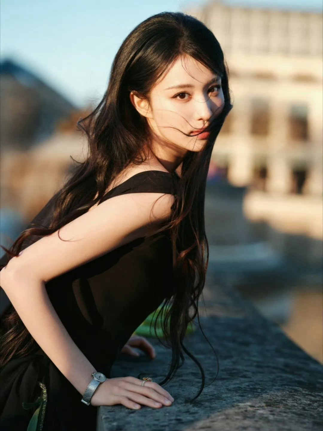 王楚然工作室 巴黎不是用来转机的这不就是一个电影台词吗两个美女都很好啊 是谁在引