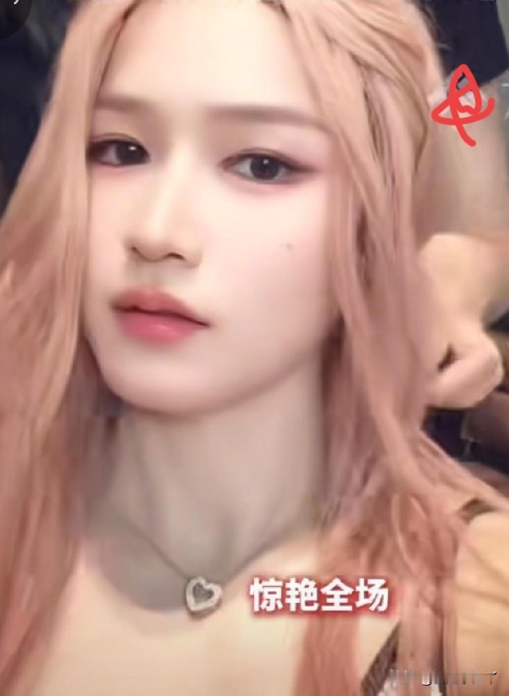 张伟丽爆改粉发甜妹，网友直呼“认不出”！这还是在八角笼里重拳出击的“格斗女王”吗