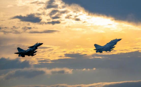 7月30日，黄岩岛上空战鹰列阵，海面之下暗流涌动。没有外交辞令，没有召见抗议，只